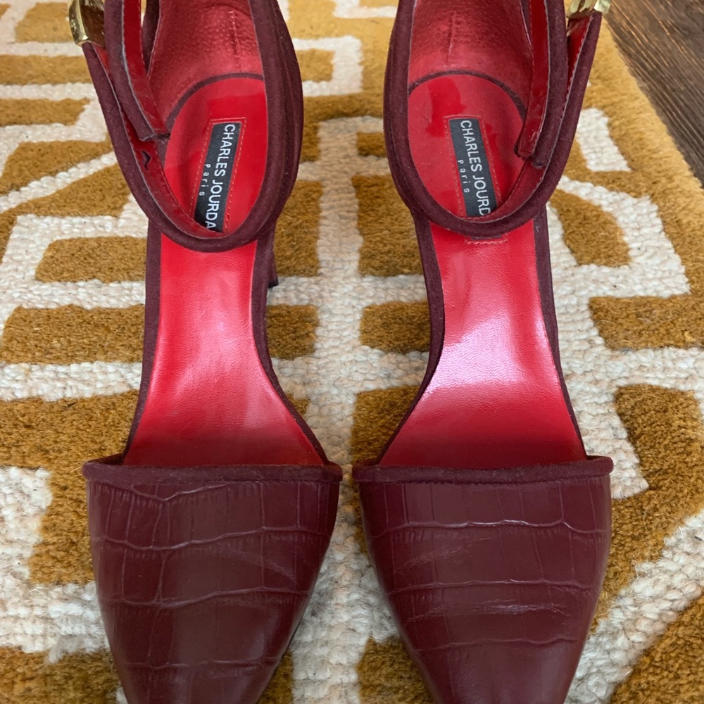 Red pumps